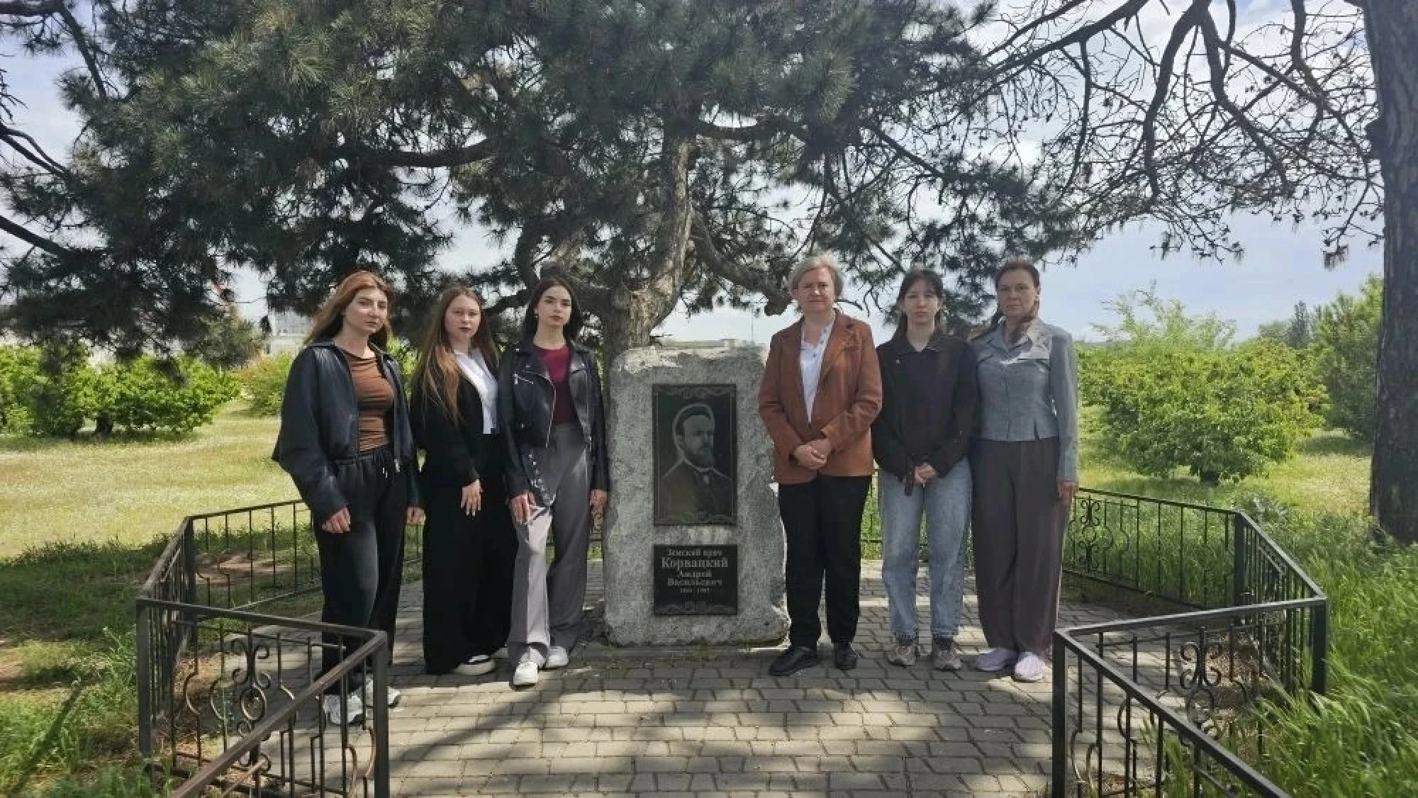 Память, которая лечит: будущие медсёстры почтили подвиг земского врача!
