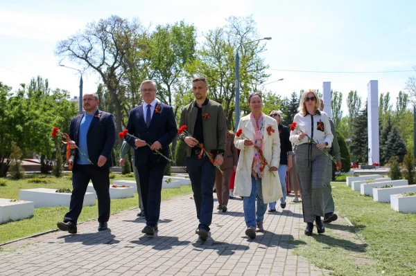 Памяти павших будем достойны!